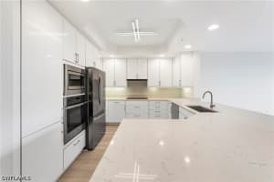 425 Cove Tower Drive, Naples, FL 34110 - MLS#226014924