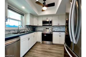 200 Valley Stream Dr 8b, Naples