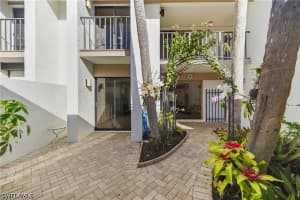 517 Lake Louise Circle, Naples, FL 34110 - MLS#226015183