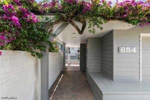 654 Bridgeway Lane, Naples, FL 34108 - MLS#226015952