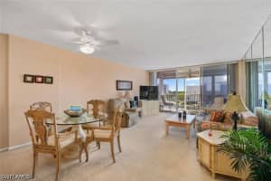 3 BLUEBILL Avenue, Naples, FL 34108-1743 - MLS#226017215