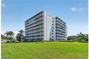5 Bluebill Avenue, Naples, FL 34108 - MLS#226018556