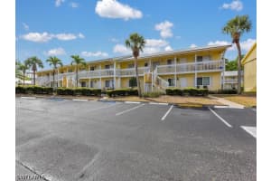 4617 Bayshore Dr H5, Naples