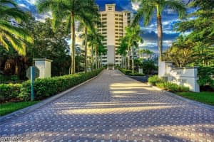 425 Cove Tower Drive, Naples, FL 34110 - MLS#226022278