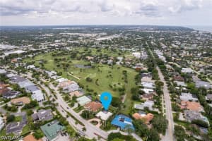 520 Harbour Dr, Naples