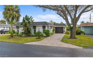 260 Lanchester Court, Naples, FL 34112 - MLS#226022460