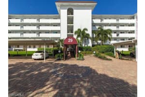 29 High Point Cir E 307, Naples
