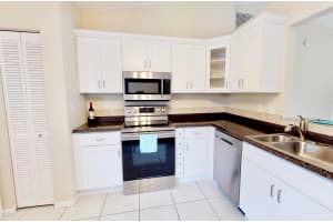 925 4th Ln, Vero Beach, FL 32962, Sold 08/31/21