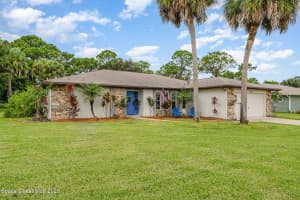 2279 Woodlawn Circle, Melbourne, FL 32934 Sold 10/20/23