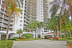 3610 Yacht Club Dr, Miami, FL 33180, Sold 07/31/17