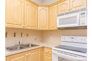 7490 NW 175th St, Hialeah, FL 33015, Sold 11/28/16
