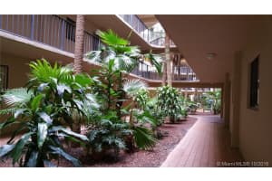 8635 NW 8th St, Miami, FL 33126, Sold 01/27/17