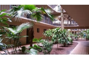 8635 NW 8th St, Miami, FL 33126, Sold 01/27/17