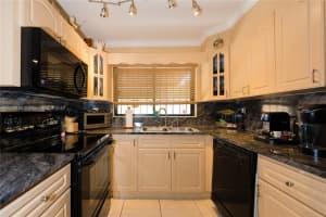 6530 Kendale Lakes Dr, Miami, FL 33183, Sold 03/31/17