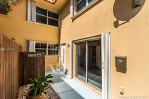 7112 NW 169th St, Hialeah, FL 33015, Sold 07/17/17