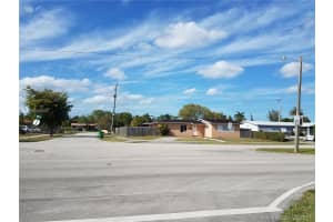 7371 NW 169th St, Hialeah, FL 33015, Sold 05/15/17