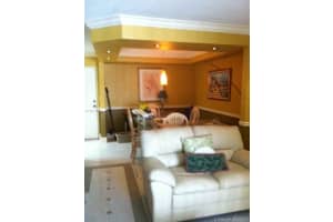 8411 NW 8th St, Miami, FL 33126, Sold 09/29/17