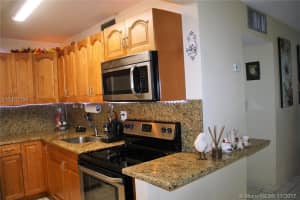 8411 NW 8th St, Miami, FL 33126, Sold 12/29/17