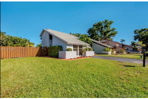 8351 SW 39th Ct, Davie, FL 33328, Sold 04/27/18