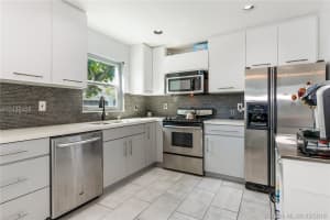 10190 NW 3rd St, Pembroke Pines, FL 33026, Sold 04/27/18