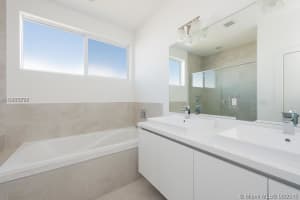 10251 NW 71st Terrace, Doral, FL 33178, Sold 09/19/18