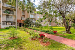 8411 NW 8th St, Miami, FL 33126, Sold 04/22/19