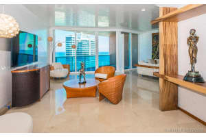300 South Pointe Dr, Miami Beach, FL 33139, Sold 07/29/21