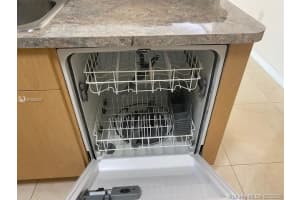 9433 Fontainebleau Blvd, Miami, FL 33172, Sold 05/08/20