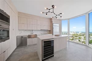 300 South Pointe Dr, Miami Beach, FL 33139, Sold 04/06/21