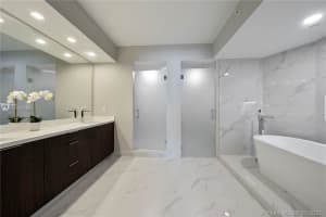 300 South Pointe Dr, Miami Beach, FL 33139, Sold 04/06/21