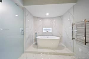 300 South Pointe Dr, Miami Beach, FL 33139, Sold 04/06/21
