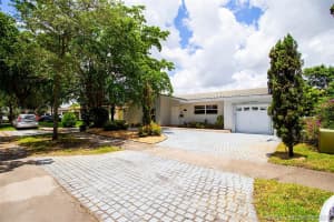 7323 Loch ness Dr, Miami Lakes, FL 33014, Sold 11/13/20