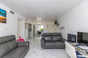 8201 NW 8th St, Miami, FL 33126, Sold 09/15/20