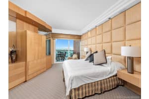 300 South Pointe Dr, Miami Beach, FL 33139, Sold 04/15/21