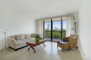 3301 N Country Club Dr, Miami, FL 33180, Sold 11/12/20
