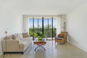 3301 N Country Club Dr, Miami, FL 33180, Sold 11/12/20