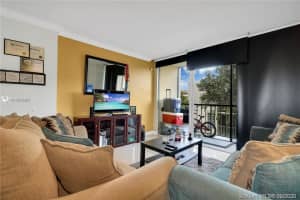 8840 Fontainebleau Blvd, Miami, FL 33172, Sold 03/01/21