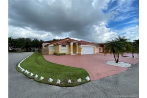 8211 NW 201st St, Hialeah, FL 33015, Sold 01/07/21