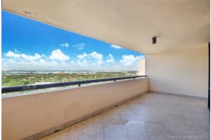 2555 Collins Ave PH 208, Miami Beach, FL 33140, Sold 03/29/22