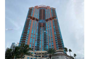 300 South Pointe Dr, Miami Beach, FL 33139, Sold 02/08/22