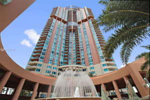 300 South Pointe Dr, Miami Beach, FL 33139, Sold 05/18/21