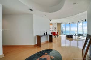 300 South Pointe Dr, Miami Beach, FL 33139, Sold 05/18/21