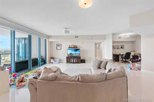 333 Las Olas Way, Fort Lauderdale, FL 33301, Sold 06/03/21