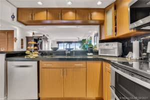 10253 NW 9th St, Miami, FL 33172, Sold 05/25/21