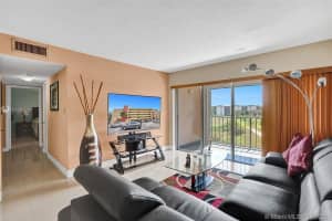 9170 Fontainebleau Blvd, Miami, FL 33172, Sold 08/03/21