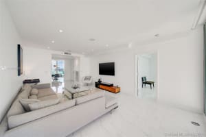300 South Pointe Dr, Miami Beach, FL 33139, Sold 06/01/21