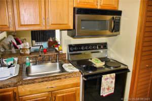 8635 NW 8th St, Miami, FL 33126, Sold 08/06/21