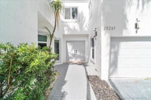 20261 W Oak Haven Cir, Miami, FL 33179, Sold 08/16/21