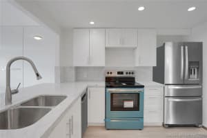1020 Meridian Ave, Miami Beach, FL 33139, Sold 12/29/21