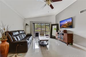 9076 Vineyard Lake Dr, Plantation, FL 33324, Sold 08/18/21